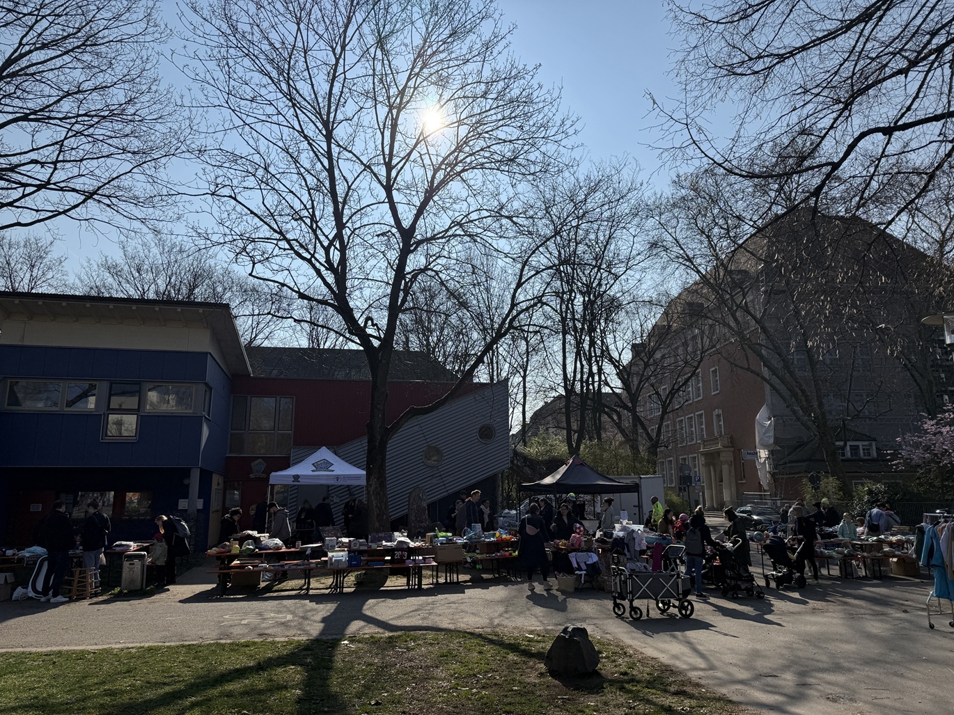Blauer FLOHmarkt feiert Premiere